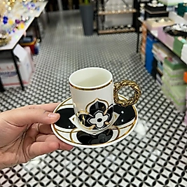 Siyah çiçek desenli fincan takımı