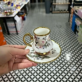 Çiçekli fincan takımı