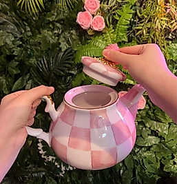 Pembe dama çaydanlık