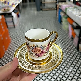 Kabartmalı çiçek desenli fincan takımı