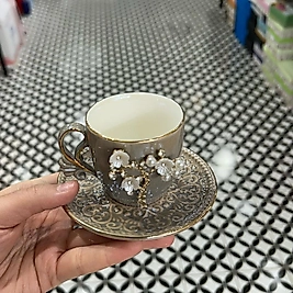 Kabartmalı çiçekli fincan takımı