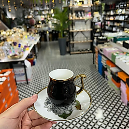 Renkli tabakları çiçekli fincan takımı